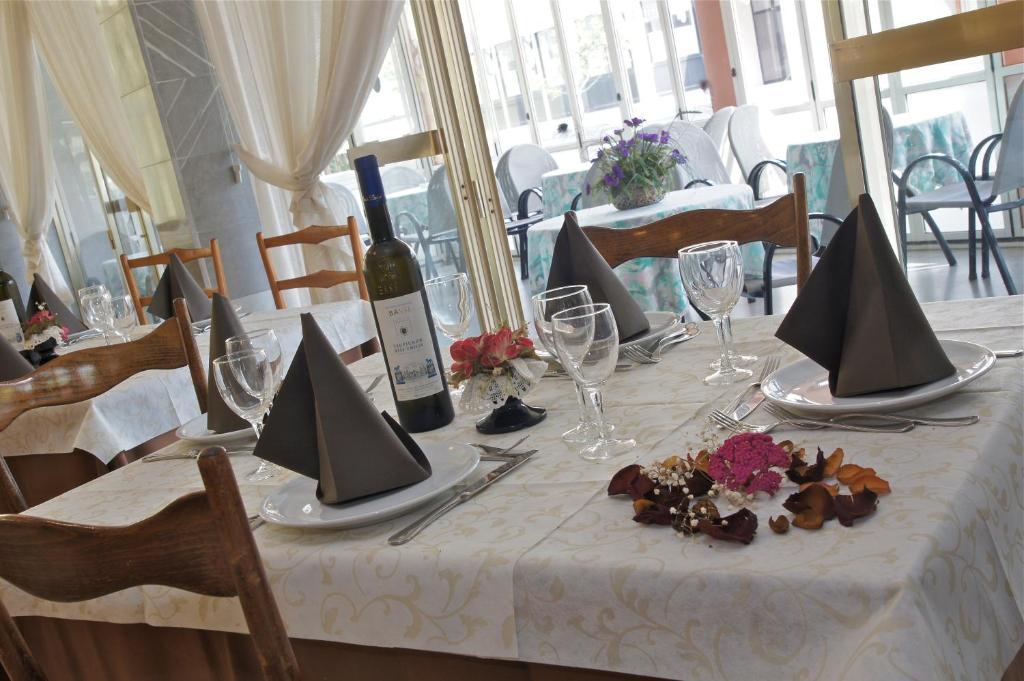 Hotel Victory Cesenatico Kültér fotó